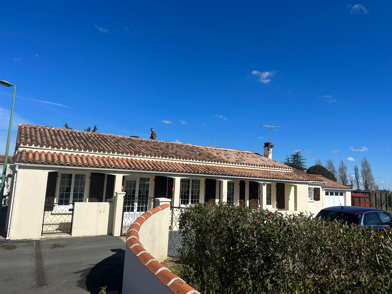 Couvreur en intervention sur une toiture en tuiles