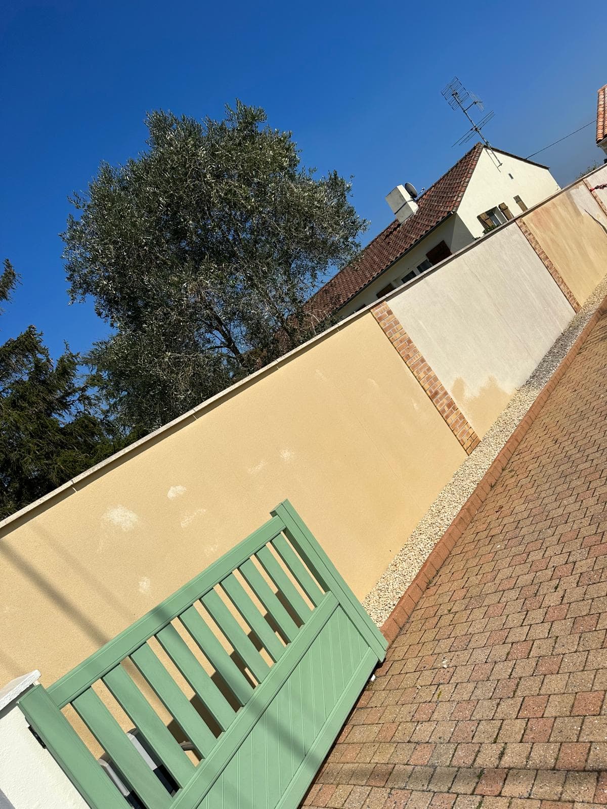 Avant/après nettoyage d'une allée en béton désactivé