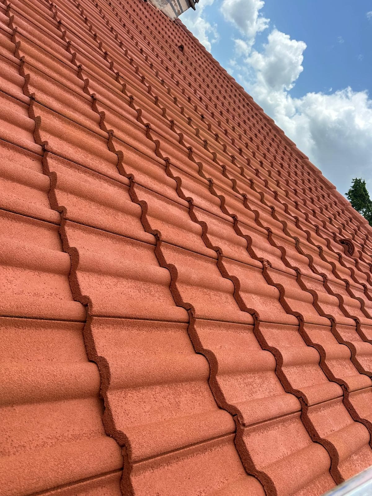 Détail de faîtage et zinguerie en gouttière